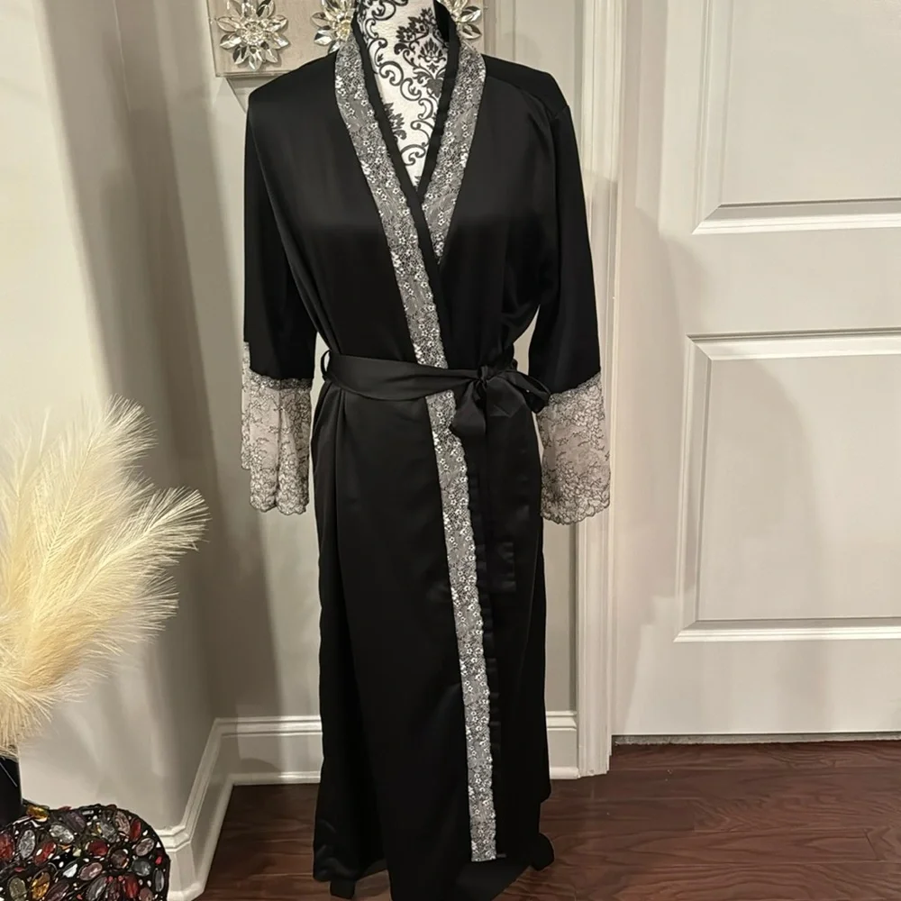 Flora Nikrooz Robe - Picture 1 of 11